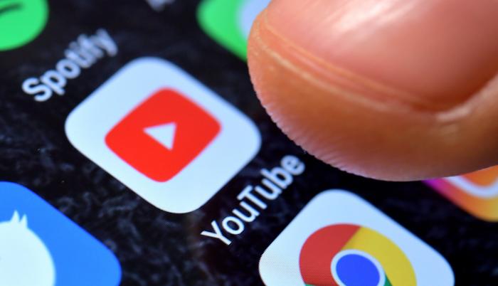 Fotografía detalle que muestra la aplicación de YouTube en un iPhone.