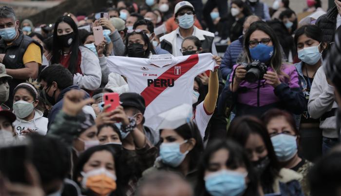 La candidata Keiko Fujimori llega al puesto de votación en Lima. Fujimori emitió su voto en la segunda vuelta de las elecciones en Perú en medio de un tumulto de seguidores, que la alentaron al grito de