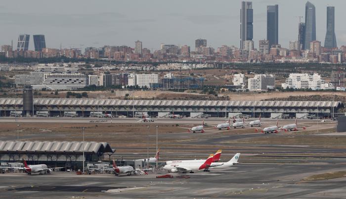 Vista de un avión de Iberia en la Terminal 1 del aeropuerto de Adolfo Suárez Madrid-Barajas.