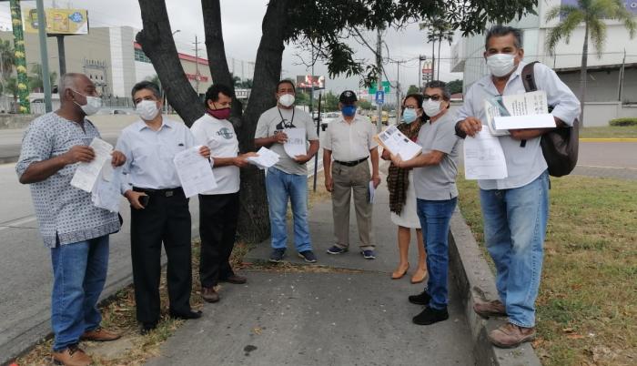 Plantón de líderes comunitarios a las 07:00 fuera de oficinas de CNEL, en la avenida Bomberos.