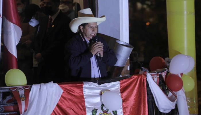 El candidato presidencial Pedro Castillo habla ante sus seguidores mientras se esperan los resultados electorales hoy, desde su local de campaña en Lima (Perú). Castillo afirmó este lunes que será