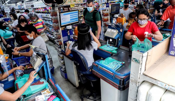 Clientes hacen compras en una tienda de la calle 25 de marzo, una de las regiones de comercio popular más importantes de Sao Paulo (Brasil).