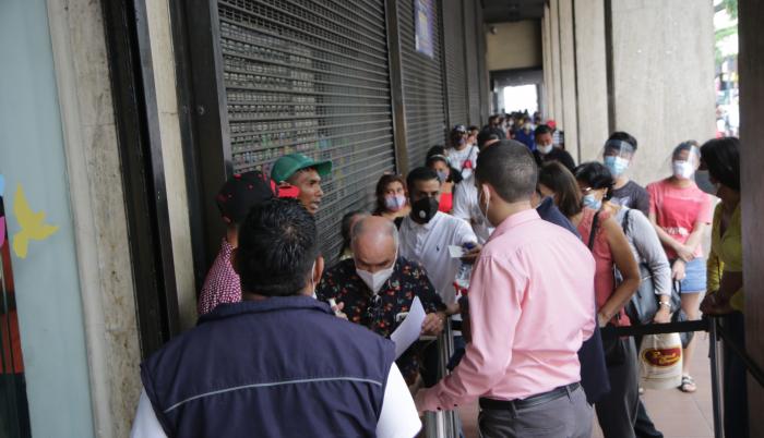 PERSONAS HACEN FILA P (33355447)