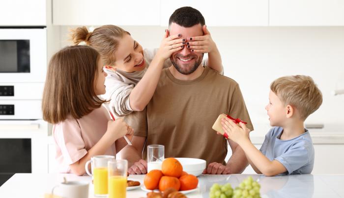 Hijos sorprenden a papá con un desayuno