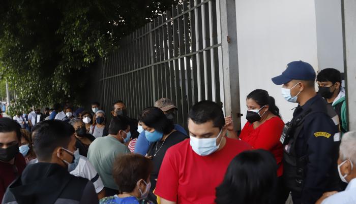 fila para exámenes en el Teodoro
