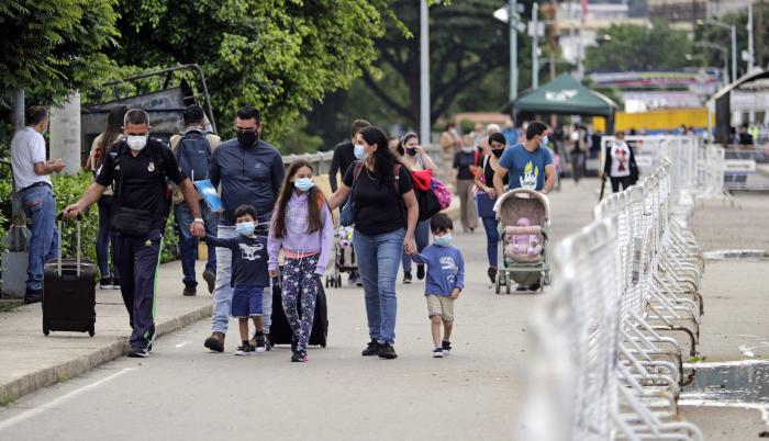 Varias personas cruzan el puente internacional Simón Bolívar desde Venezuela hacía Colombia, gracias a la apertura de un corredor humanitario, el 2 de junio de 2021, en Cúcuta (Colombia).