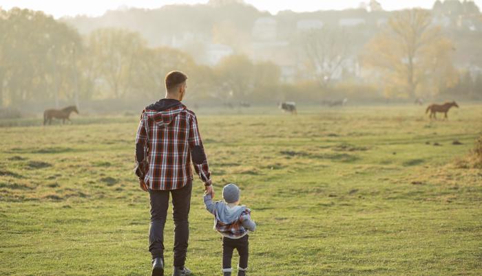 Padre e hijo disfrutando de un paseo