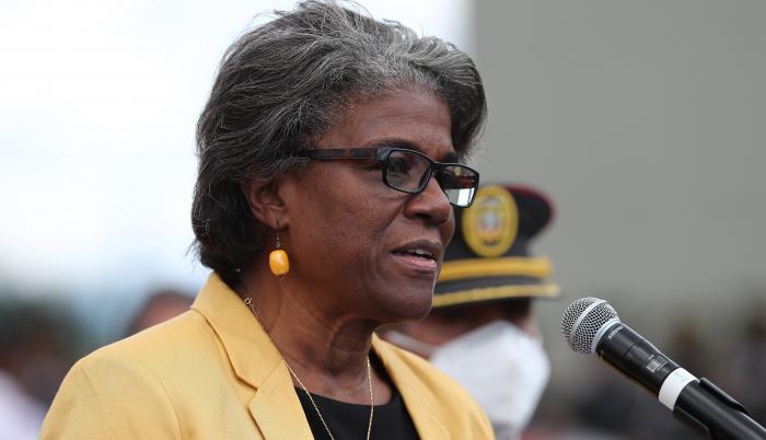 En la imagen un registro de la embajadora de EE.UU. para la ONU, Linda Thomas-Greenfield (c), quien anunció este lunes una próxima entrega de más de 25 millones de dólares a Ecuador en el marco de una nueva asistencia a migrantes y refugiados venezolanos.