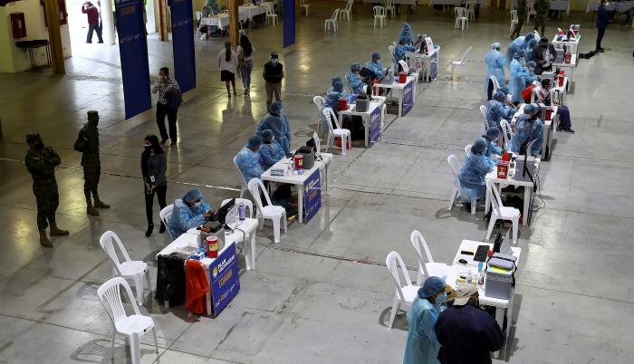 Vista general de una jornada de vacunación contra la covid-19 para personas con discapacidad y adultos mayores en el Centro de Exposiciones en Quito (Ecuador).