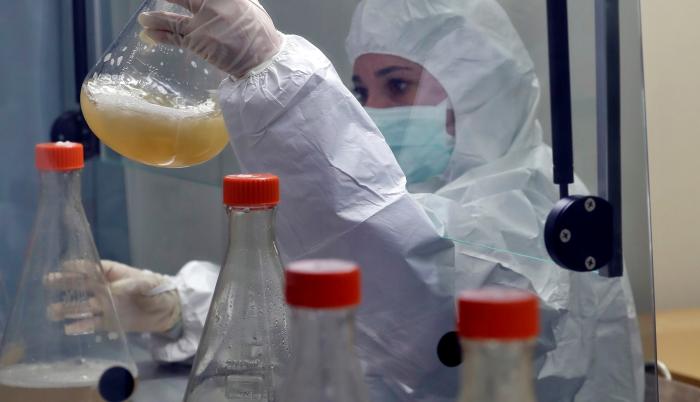 En la imagen un trabajador en un laboratorio continúa con la elaboración de los candidatos vacunales cubanos en La Habana (Cuba).