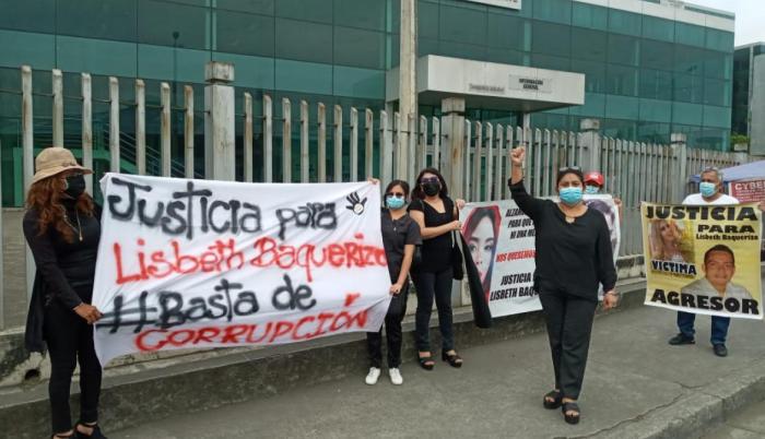 La mamá de Lisbeth Baquerizo realizó un plantón para pedir la celeridad y transparencia en la investigación.
