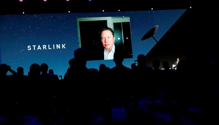 El fundador de Tesla y de la compañía aeroespacial SpaceX, el magnate de origen sudafricano Elon Musk, participa en una videoconferencia en la segunda jornada del Mobile World Congress (MWC) que comenzó ayer en Barcelona, con un formato híbrido y más redu