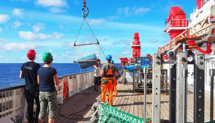 Imagen del buque de investigación alemán SONNE durante la expedición SO268/3 que cruza el océano Pacífico Norte desde Vancouver a Singapur en verano, recogiendo plástico.