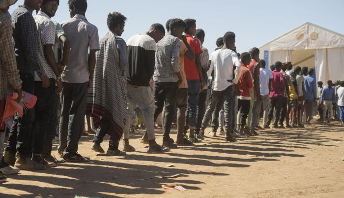 Refugiados etíopes hacen fila para recibir asistencia humanitaria en la región de Tigray.