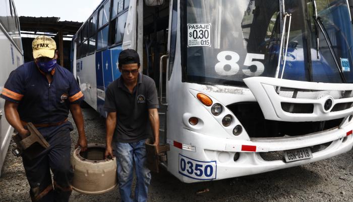 Chequeos. Algunas unidades han debido ceder sus partes buenas para poner funcionales a otras. Una crisis que también se vive en la metrovía.