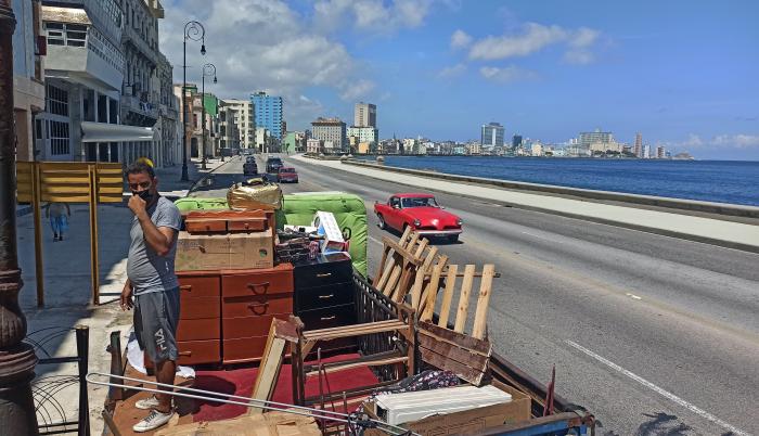 Residentes en las zonas bajas del Malecón habanero evacuan ante la llegada de la Tormenta tropical Elsa, hoy en La Habana (Cuba).