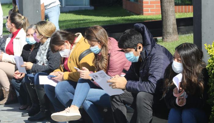 Jóvenes mayores de 18 años acuden a los centros de vacunación hoy en Santa Cruz (Bolivia).