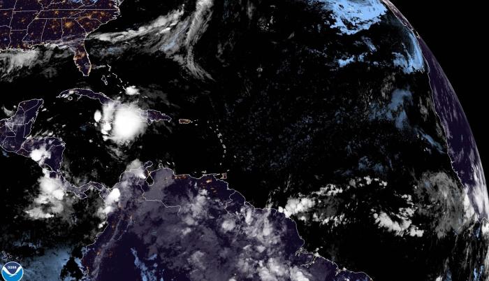 Imagen satelital cedida este domingo por la Oficina Nacional de Administración Oceánica y Atmosférica (NOAA) en la que se registró la ubicación de la tormenta tropical Elsa