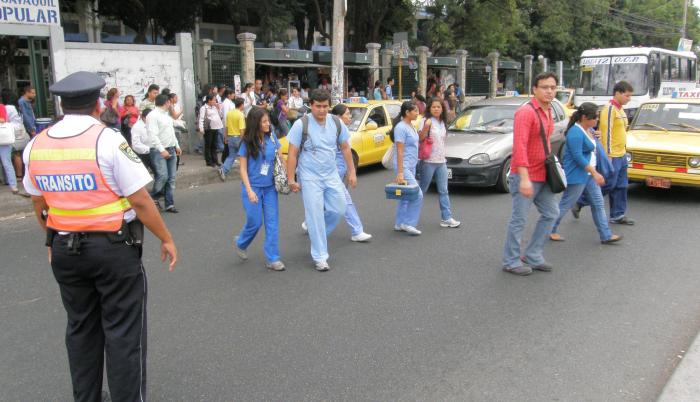 La avenida tiene afluencia de peatones todo el día. Es incómodo caminar.