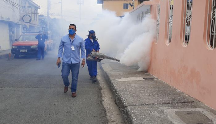 Fumigación de viviendas en varios sectores de Guayaquil.