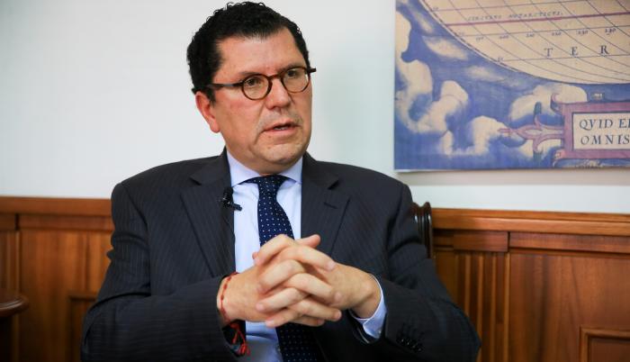 En la imagen, el embajador de Ecuador en Francia, Efraín Baus.