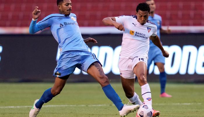 José Quiteros (d) de LDU disputa un balón con Jean Pyerre de Gremio hoy, en un partido de la Copa Sudamericana entre LDU Quito y Gremio en el estadio Rodrigo Paz Delgado en Quito (Ecuador).
