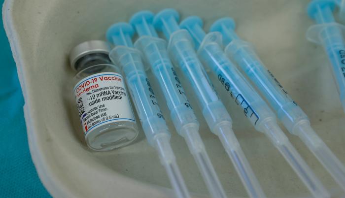Detalle del vial de una vacuna contra la covid.