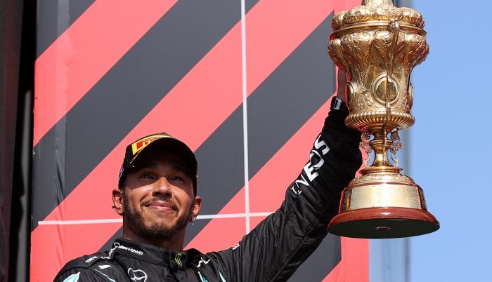 Hamilton resurge: con polémica y en casa