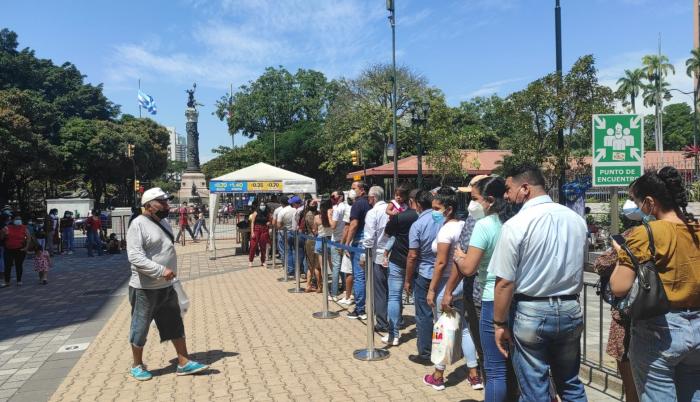 Fila. Así estaba la columna de la aerovía la tarde del domingo pasado. Hubo espera y larga fila.
