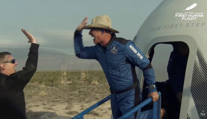 Dentro de la nave fabricada por Blue Origin, la compañía aeroespacial creada por Bezos en el año 2000, el fundador y hasta hace poco consejero delegado de Amazon viajó acompañado de su hermano, Mark; la piloto de 82 años Wally Funk; y Oliver Daemen un est