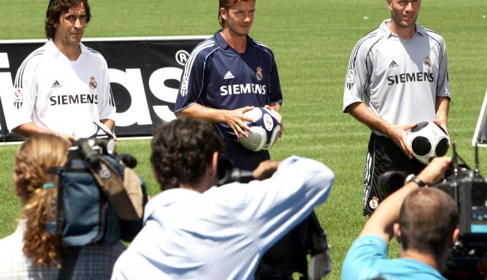 Los jugadores del Real Madrid: Raúl, David Beckham y Zinedine Zidane (i a d), posan durante la presentación de la nueva indumentaria del equipo merengue en el estadio Santiago Bernabéu.