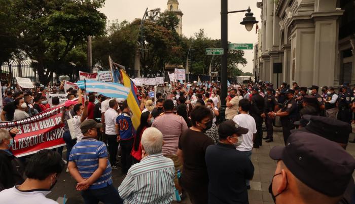 Marcha pacífica. Hubo dos marchas ayer. La primera la protagonizaron los informales, la segunda, los comerciantes que sí están legales. Ambos denunciaron corrupción el Cuacme.
