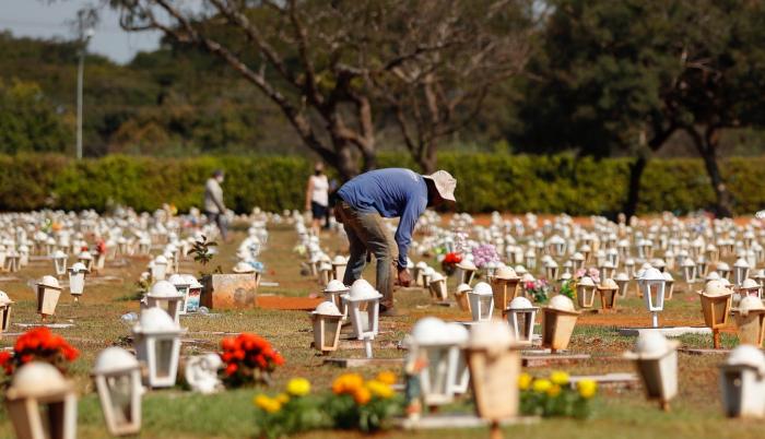 Un funcionario camina en el cementerio Campo da Esperança, en Brasilia. Brasil es uno de los países más azotados por la pandemia del coronavirus.