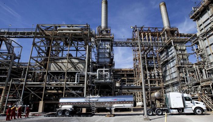 Fotografía cedida este miércoles por Pitch PR en la que se registró un camión al descargar materia prima de desechos plásticos líquidos para su procesamiento de nuevo en productos químicos crudos de alta gama, en una planta de Shell, en Norco (California,