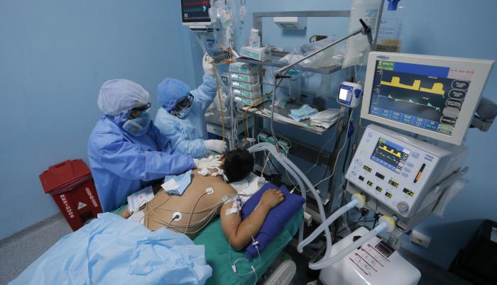 En la imagen un registro de trabajadores sanitarios al atender a un paciente con covid-19 en una de las Unidades de Cuidados Intensivos del Hospital Alberto Sabogal, en el Callao (Perú).
