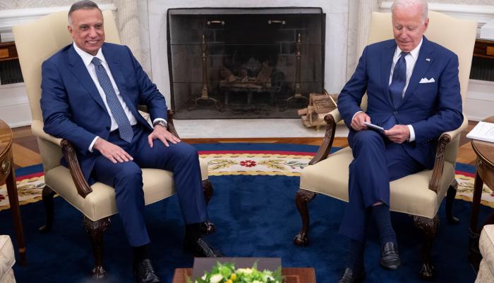 El presidente de EEUU, Joe Biden (d) y el primer ministro iraquí, Mustafa Al-Kadhimi, en un momento de la reunión que mantuvieron el lunes en el despacho oval de la Casa Blanca.