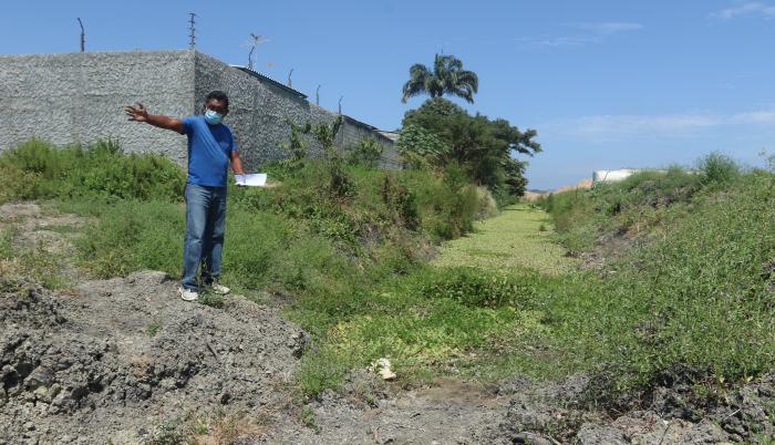 Un vecino de la zona muestra el sector afectado