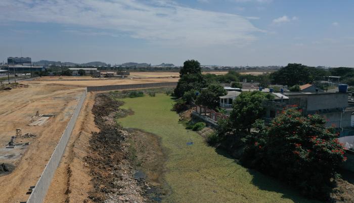 Lago. El cuerpo de agua de la ciudadela duraneña es el único remanente natural en ese sector industrial.
