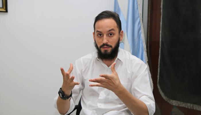 Ingeniero ambiental por la Universidad Agraria. Tiene un diplomado en Gestión Integral de Riesgos y Desastres y otro en Gobernanza y Liderazgo Político.