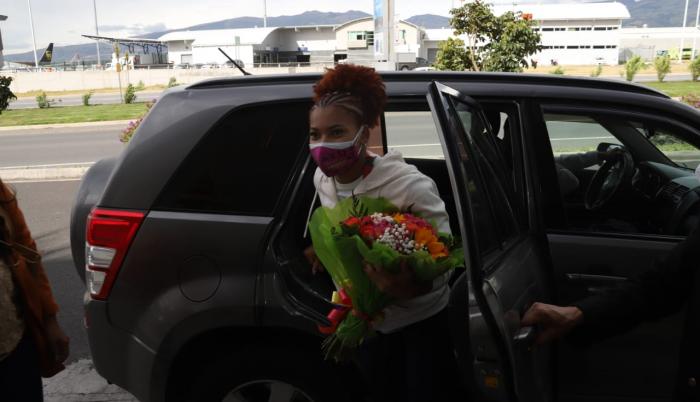 Con un ramo de flores fue recibida en Quito, el viernes 30 de julio, la halterista Angie Palacios, tras su destacada participación en Tokio.