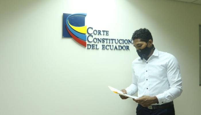 Fernando Alburquerque, uno de los líderes, afuera de la Corte Constitucional, donde se analizará la consulta.