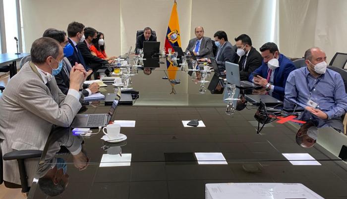 El ministro de Economía y Finanzas, Simón Cueva, junto a asesores y representantes y la Misión del FMI