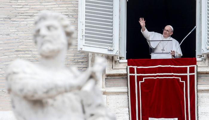 El papa Francisco saludaba este domingo a los fieles que asistieron al rezo del Ángelus en la Plaza de San Pedro del Vaticano.
