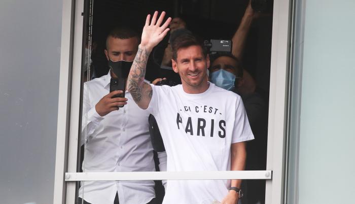 La leyenda del fútbol mundial Lionel Messi, que acaba de dejar el Barcelona (672 goles en 778 partidos), llegó al aeródromo de Le Bourget