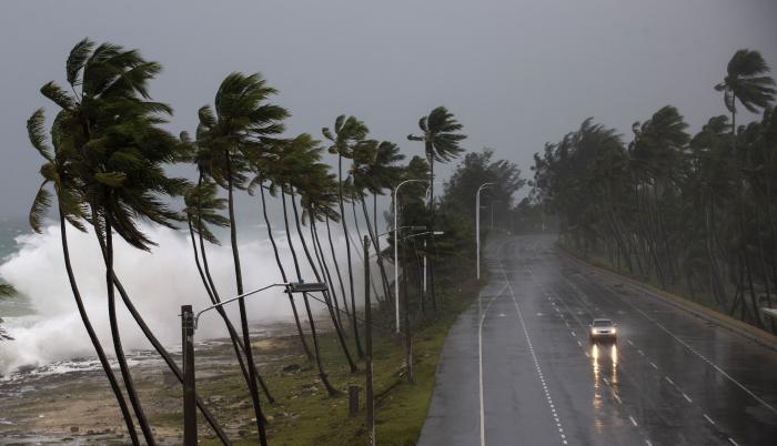 A las 11.00 horas de hoy, el sistema estaba localizado a unas 160 millas (255 km) al oeste de la isla de Guadalupe y a unas 220 millas (350 km) al este sureste de Ponce, en Puerto Rico.