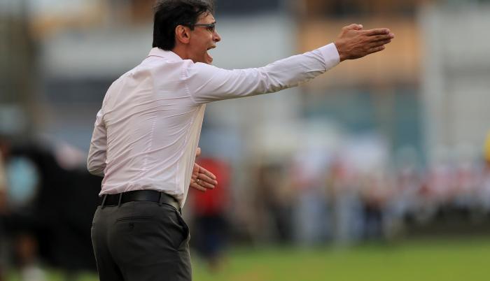 En la imagen un registro del entrenador Fabián Bustos, director técnico del club ecuatoriano de fútbol Barcelona.