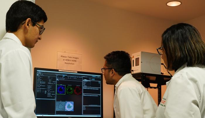 Fotografía cedida hoy por la Universidad de Miami que muestra a la doctora Shanta Dhar (d) junto a otros especialistas, durante la investigación sobre medicinas para VIH y su posible beneficio para combatir problemas neurológicos.