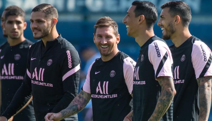 La complicidad que hubo este viernes en el primer entrenamiento abierto de Messi en el PSG reflejó su buena integración con su nuevo equipo, donde se le pudo ver riendo con Neymar y cercano al resto del colectivo, en el que está acompañado de compatriotas