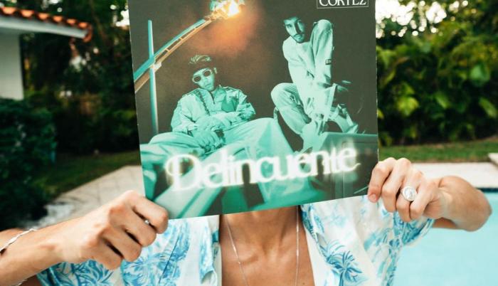Ahora, siguiendo la misma línea del reggaeton, se unió junto al puertorriqueño Jhay Cortez para presentar Delincuente.