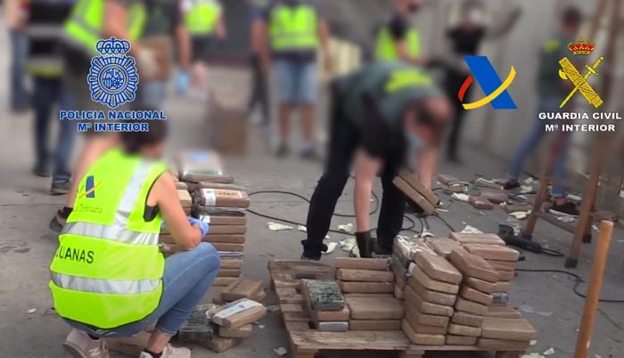 Los agentes intervinieron el contenedor y lograron extraer la droga que se encontraba oculta en la estructura del recipiente.